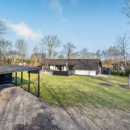 3 Bedroom Awesome In Holiday home *