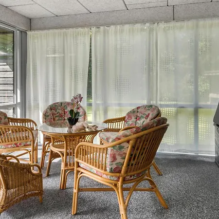 3 Bedroom Awesome In Holiday home *